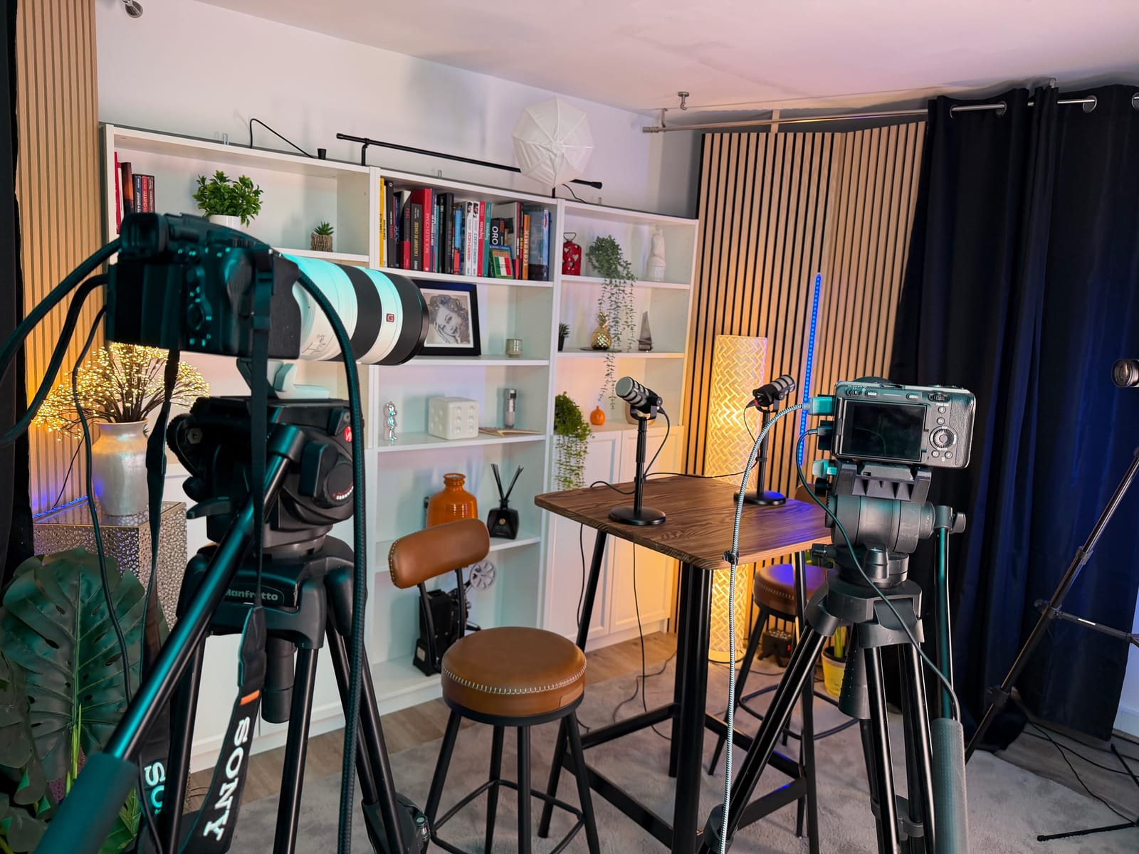 Caméras Sony en place autour de la table d'interview