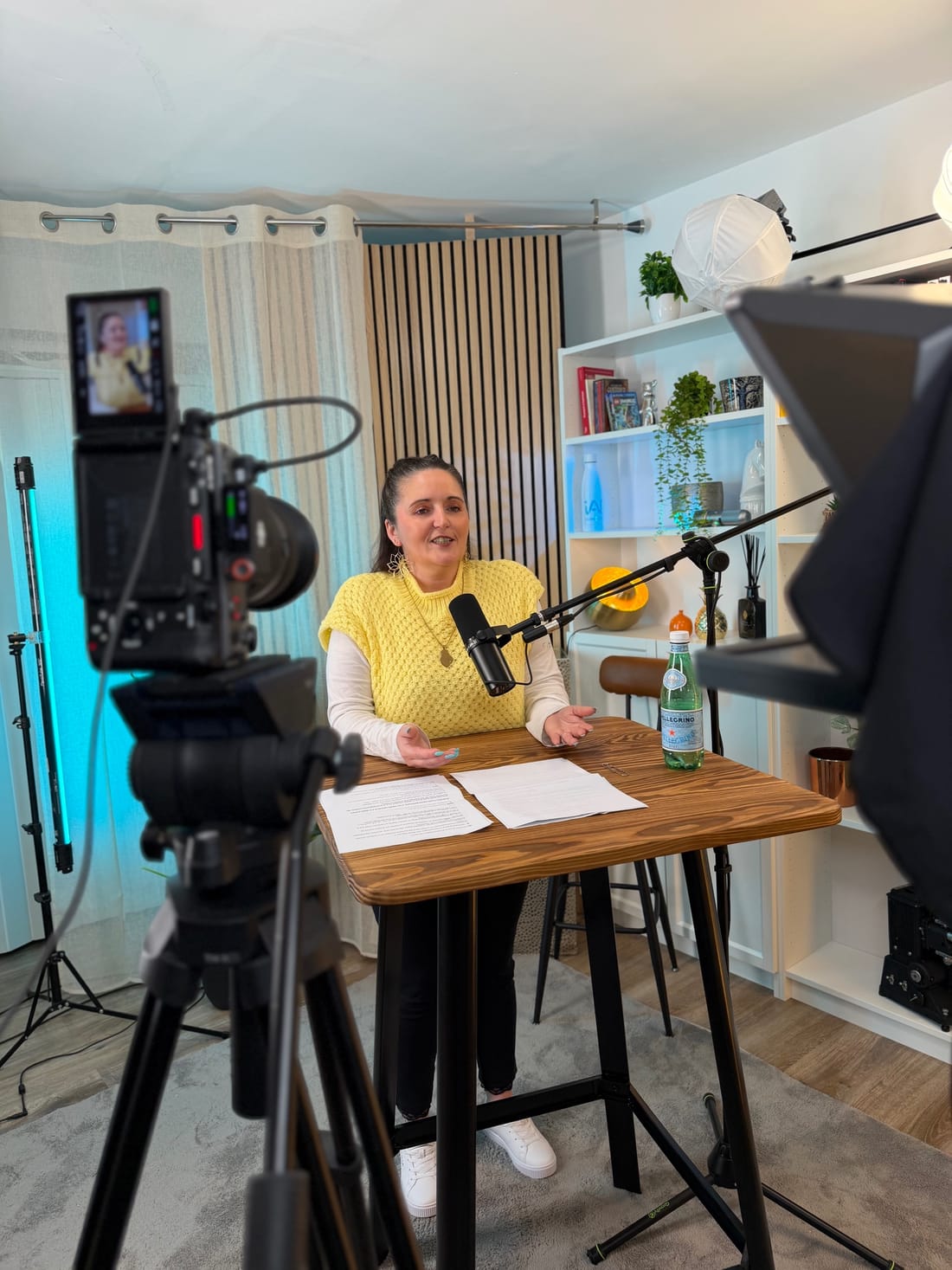 Une conseillère en interview au studio, micro RØDE devant elle