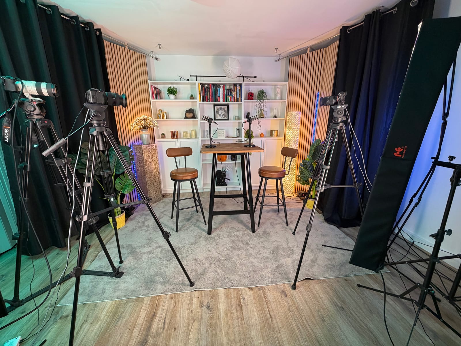 Le plateau du studio Monmandataire à Châtillon : table haute, deux micros RØDE, trois caméras Sony